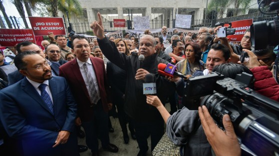 El diputado priista Jorge Moreno Salinas,  durante su discurso dijo que <em>con la fuerza de Dios, no pasará la reforma</em>. 