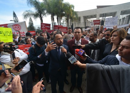Los diputados Gonzalo Guízar Valladares, Jorge Moreno Salinas, Omar Miranda y María Josefina Torales dialogaron con integrantes del Frente por la Familia y otras asociaciones, quienes se manifestaban afuera del Congreso del Estado de Veracruz, para hacerles saber que apoyarán sus demandas. 