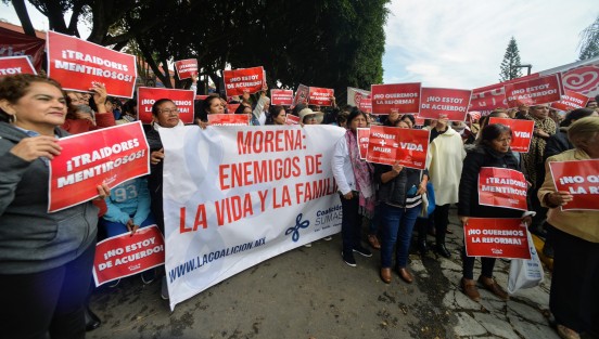 Integrantes del Frente por la Familia y otras asociaciones se congregaron afuera del Congreso del Estado para manifestarse, en rechazo a la reforma al Código Civil que avalaría los matrimonios entre personas del mismo sexo.