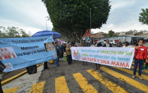 Integrantes del Frente por la Familia y otras asociaciones se congregaron afuera del Congreso del Estado para manifestarse, en rechazo a la reforma al Código Civil que avalaría los matrimonios entre personas del mismo sexo.