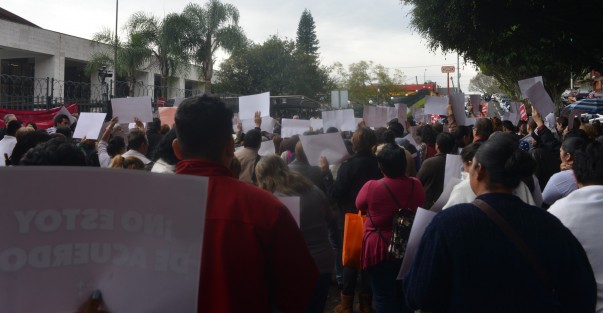 Integrantes del Frente por la Familia y otras asociaciones se congregaron afuera del Congreso del Estado para manifestarse, en rechazo a la reforma al Código Civil que avalaría los matrimonios entre personas del mismo sexo.