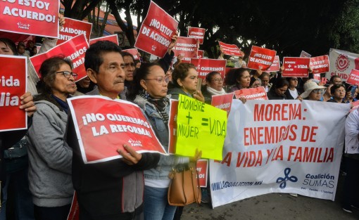 Integrantes del Frente por la Familia y otras asociaciones se congregaron afuera del Congreso del Estado para manifestarse, en rechazo a la reforma al Código Civil que avalaría los matrimonios entre personas del mismo sexo.