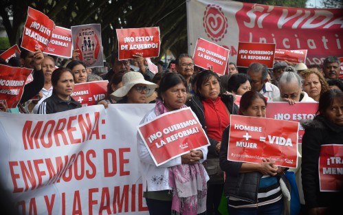 Integrantes del Frente por la Familia y otras asociaciones se congregaron afuera del Congreso del Estado para manifestarse, en rechazo a la reforma al Código Civil que avalaría los matrimonios entre personas del mismo sexo.