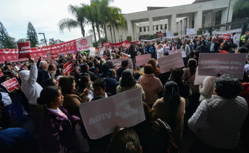 Integrantes del Frente por la Familia y otras asociaciones se congregaron afuera del Congreso del Estado para manifestarse, en rechazo a la reforma al Código Civil que avalaría los matrimonios entre personas del mismo sexo.