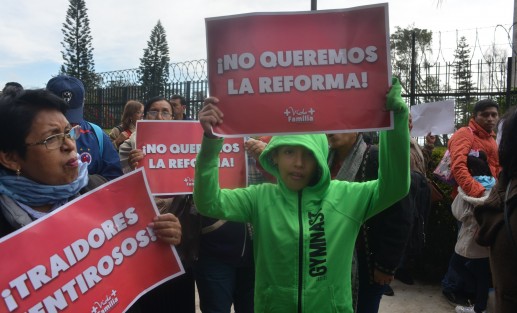 Integrantes del Frente por la Familia y otras asociaciones se congregaron afuera del Congreso del Estado para manifestarse, en rechazo a la reforma al Código Civil que avalaría los matrimonios entre personas del mismo sexo.  