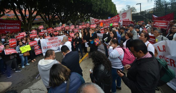 Integrantes del Frente por la Familia y otras asociaciones se congregaron afuera del Congreso del Estado para manifestarse, en rechazo a la reforma al Código Civil que avalaría los matrimonios entre personas del mismo sexo.  