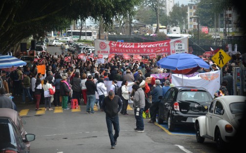Integrantes del Frente por la Familia y otras asociaciones se congregaron afuera del Congreso del Estado para manifestarse, en rechazo a la reforma al Código Civil que avalaría los matrimonios entre personas del mismo sexo.  