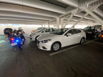 El auto del diputado morenista Henri Christopher Gómez Sánchez fue cristaleado en el estacionamiento de Plaza Crystal.  Al parecer se habrían llevado documentos del Congreso, por lo que esperó a personal de la Fiscalía, ya que considera un delito federal. 