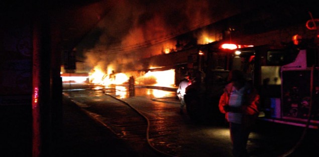 Durante la madrugada de este viernes 31 de enero se registró un incendio en el mercado Revolución de la ciudad de Córdoba, este duró aproximadamente 4 horas. antes de ser controlado.  