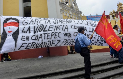 Integrantes del Frente Popular Revolucionario se manifestaron en las escalinata de la catedral de Xalapa,  por violencia en contra de algunos comerciantes. 