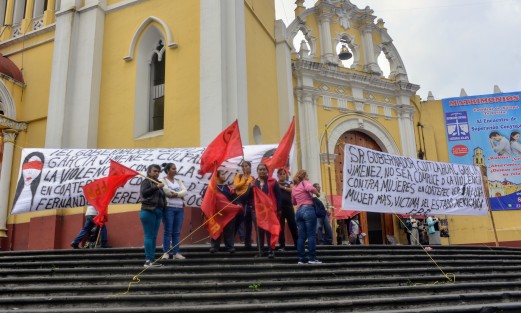 Integrantes del Frente Popular Revolucionario se manifestaron en las escalinata de la catedral de Xalapa,  por violencia en contra de algunos comerciantes. 