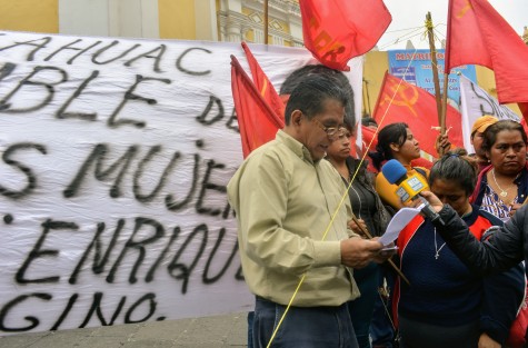 Integrantes del Frente Popular Revolucionario se manifestaron en las escalinata de la catedral de Xalapa,  por violencia en contra de algunos comerciantes.  