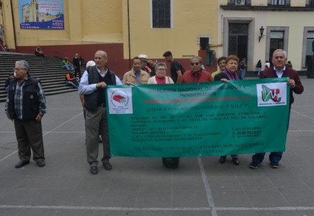 Miembros de la Coalición Nacional de Jubilados y Pensionados <em>Profr. Elpidio Domínguez Castro, A.C.</em>,  se quejaron por el aumento del 3% en su pensión; el mal estado de las clínicas del ISSSTE,  y la mala atención. 