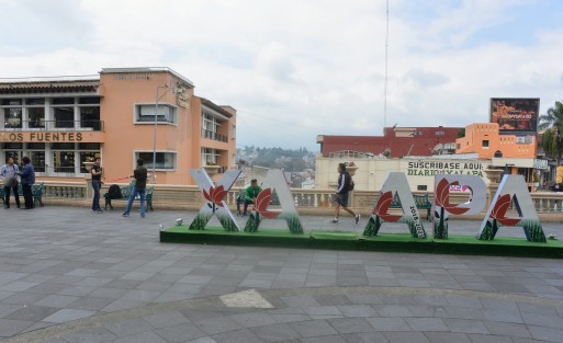 A pesar de que en entrevista el alcalde de Xalapa Hipólito Rodríguez, dijo que se habrían robado una letra L del polémico letrero del parque Juárez, se supo que lo que sucedía era que le estaban dando mantenimiento.
