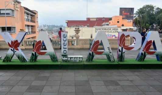 A pesar de que en entrevista el alcalde de Xalapa Hipólito Rodríguez, dijo que se habrían robado una letra L del polémico letrero del parque Juárez, se supo que lo que sucedía era que le estaban dando mantenimiento.

