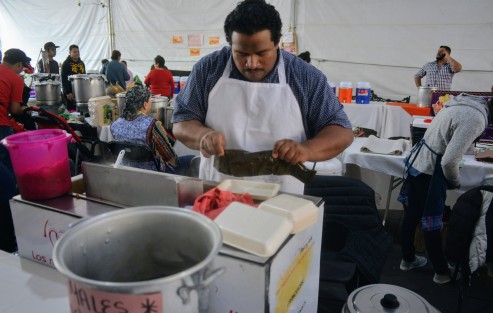 En el parque Juárez de la ciudad de Xalapa autoridades municipales inauguraron la feria del tamal, que permanecerá todo el fin de semana para que la ciudadanía puedan probar los distintos estilos.