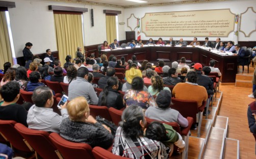 En sesión ordinaria del Cabildo, representantes de colonias de la periferia de Xalapa plantearon sus necesidades y solicitudes al alcalde y demás autoridades municipales. Entre las que más destacan las pavimentaciones y drenaje.