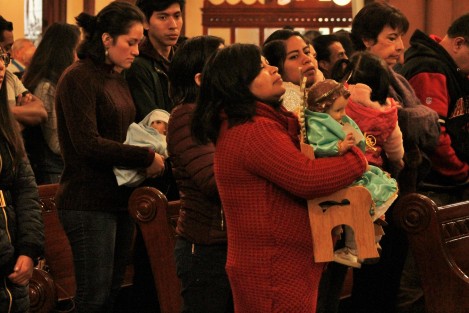 Tradición de la fe católica la bendición de las imágenes del Niño Dios para recordar su presentación en el templo.
