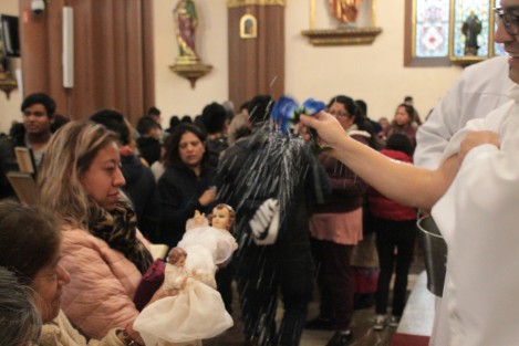 Tradición de la fe católica la bendición de las imágenes del Niño Dios para recordar su presentación en el templo.