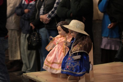 Tradición de la fe católica la bendición de las imágenes del Niño Dios para recordar su presentación en el templo. 