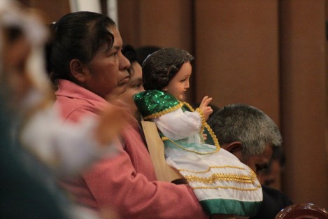 Tradición de la fe católica la bendición de las imágenes del Niño Dios para recordar su presentación en el templo. 