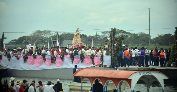 Con menos gente que en ocasiones pasadas se realizó el paseo de la Virgen de la Candelaria por el Río Papaloapan.  La tradición del pueblo cuenta que así como bendice al pueblo y lo protege contra las inundaciones, augura abundante pesca.
