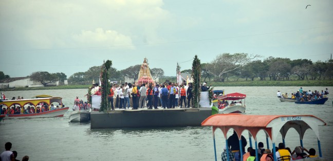 Con menos gente que en ocasiones pasadas se realizó el paseo de la Virgen de la Candelaria por el Río Papaloapan.  La tradición del pueblo cuenta que así como bendice al pueblo y lo protege contra las inundaciones, augura abundante pesca.