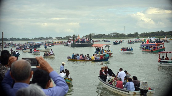 Con menos gente que en ocasiones pasadas se realizó el paseo de la Virgen de la Candelaria por el Río Papaloapan.  La tradición del pueblo cuenta que así como bendice al pueblo y lo protege contra las inundaciones, augura abundante pesca.