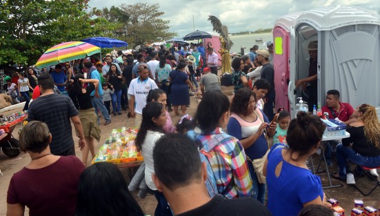 Con menos gente que en ocasiones pasadas se realizó el paseo de la Virgen de la Candelaria por el Río Papaloapan.  La tradición del pueblo cuenta que así como bendice al pueblo y lo protege contra las inundaciones, augura abundante pesca.