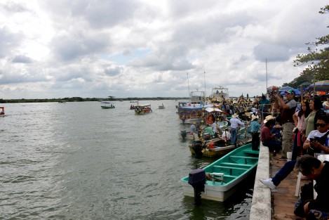 Con menos gente que en ocasiones pasadas se realizó el paseo de la Virgen de la Candelaria por el Río Papaloapan.  La tradición del pueblo cuenta que así como bendice al pueblo y lo protege contra las inundaciones, augura abundante pesca.