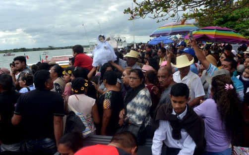 Con menos gente que en ocasiones pasadas se realizó el paseo de la Virgen de la Candelaria por el Río Papaloapan.  La tradición del pueblo cuenta que así como bendice al pueblo y lo protege contra las inundaciones, augura abundante pesca.