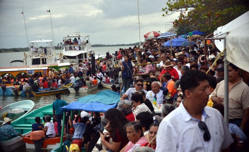 Con menos gente que en ocasiones pasadas se realizó el paseo de la Virgen de la Candelaria por el Río Papaloapan.  La tradición del pueblo cuenta que así como bendice al pueblo y lo protege contra las inundaciones, augura abundante pesca.