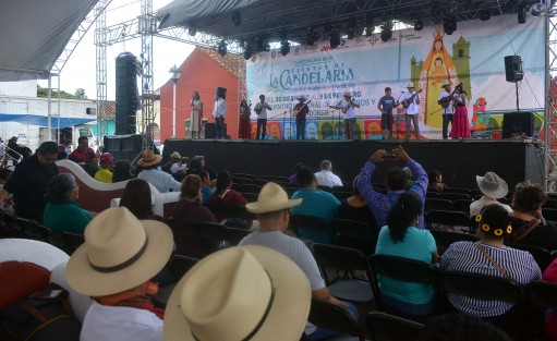 Con menos gente que en ocasiones pasadas se realizó el paseo de la Virgen de la Candelaria por el Río Papaloapan.  La tradición del pueblo cuenta que así como bendice al pueblo y lo protege contra las inundaciones, augura abundante pesca.