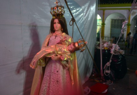 Con menos gente que en ocasiones pasadas se realizó el paseo de la Virgen de la Candelaria por el Río Papaloapan.  La tradición del pueblo cuenta que así como bendice al pueblo y lo protege contra las inundaciones, augura abundante pesca.