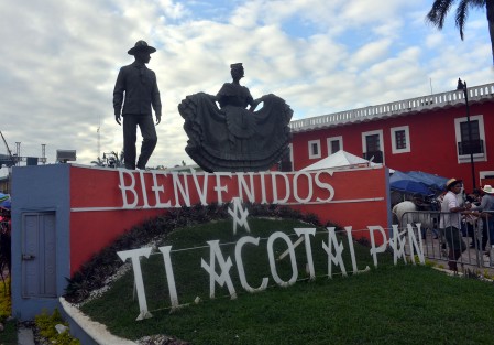 Con menos gente que en ocasiones pasadas se realizó el paseo de la Virgen de la Candelaria por el Río Papaloapan.  La tradición del pueblo cuenta que así como bendice al pueblo y lo protege contra las inundaciones, augura abundante pesca.
