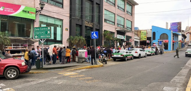 Luego del espectáculo del fin de semana en el Súper Tazón, en Xalapa este martes también se vieron grandes colas. Una de jóvenes para entregar documentación en el sindicato del IMSS y otra de adultos mayores en Telégrafos para tramitar una pensión.   