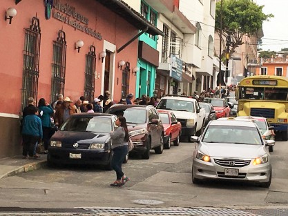 Luego del espectáculo del fin de semana en el Súper Tazón, en Xalapa este martes también se vieron grandes colas. Una de jóvenes para entregar documentación en el sindicato del IMSS y otra de adultos mayores en Telégrafos para tramitar una pensión.   