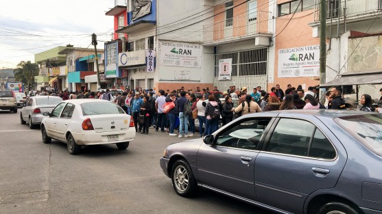 Luego del espectáculo del fin de semana en el Súper Tazón, en Xalapa este martes también se vieron grandes colas. Una de jóvenes para entregar documentación en el sindicato del IMSS y otra de adultos mayores en Telégrafos para tramitar una pensión.   