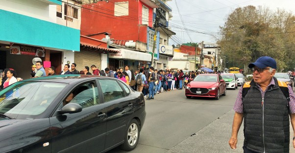 Luego del espectáculo del fin de semana en el Súper Tazón, en Xalapa este martes también se vieron grandes colas. Una de jóvenes para entregar documentación en el sindicato del IMSS y otra de adultos mayores en Telégrafos para tramitar una pensión.   