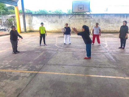 El Sistema Municipal DIF de Teocelo, Ver., que preside Mara Chama Villa, y la Dirección de Fomento Deportivo del ayuntamiento,  continúan impartiendo las prácticas deportivas para adultos mayores de Cachibol, en la Unidad Raúl Olmos Martínez.  