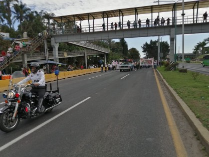 Cientos de productores cafetaleros de las 5 regiones del Estado de Veracruz, a los que se sumaron cafetaleros de los estados de Puebla, Oaxaca y Chiapas se manifestaron en  la delegación de la Secretaría de Agricultura y Desarrollo Rural (SADER) inconformes por la falta de apoyo de las autoridades, bloqueado la avenida Lázaro Cárdenas causando caos vial en Xalapa. 