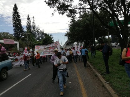 Cientos de productores cafetaleros de las 5 regiones del Estado de Veracruz, a los que se sumaron cafetaleros de los estados de Puebla, Oaxaca y Chiapas se manifestaron en  la delegación de la Secretaría de Agricultura y Desarrollo Rural (SADER) inconformes por la falta de apoyo de las autoridades, bloqueado la avenida Lázaro Cárdenas causando caos vial en Xalapa. 