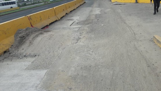 Trabajadores de la SEV,  Plaza Américas y CONAGUA, que tienen que tomar el servicio urbano en  la parada ubicada a unos cuantos metros de la SEV, hacen un llamado al alcalde de Xalapa Pedro Hipólito Rodríguez, para que instruya al director de CMAS Xalapa, y recojan el material que dejaron olvidado desde hace unas semanas tras trabajos de reparación de una tubería.  