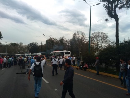 Luego de varias horas de bloquear la avenida Lázaro Cárdenas en ambos sentidos, integrantes del Consejo Regional del Café de Coatepec despejaron la vía con la promesa de que serán escuchados por autoridades estatales. 