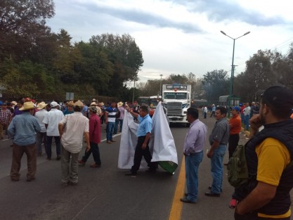 Luego de varias horas de bloquear la avenida Lázaro Cárdenas en ambos sentidos, integrantes del Consejo Regional del Café de Coatepec despejaron la vía con la promesa de que serán escuchados por autoridades estatales. 