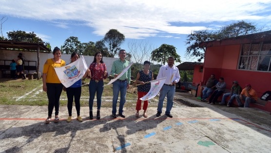  La Presidenta del Sistema Municipal DIF,  Mara Chama Villa; la Dirección de Obras a cargo del Ing. Alberto Lucas Martín; el Director de la Escuela Primaria Juan de la Luz Enríquez, de la comunidad de Baxtla, Prof. Aarón Flores Saavedra, dieron el banderazo de inicio de Obra, en donde se llevará a cabo la Construcción de un Comedor Escolar, el cual se realizará con el fondo de recursos FISM-DF. 