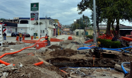 Así lucen los avances de la calle de Allende en la ciudad de Xalapa donde varios negocios han tenido que cerrar de plano sus puertas por varias semanas ya que ni los transeúntes pueden caminar por las aceras incluso comentan los vecinos que se ha incrementado la inseguridad ante la falta  vigilancia.  