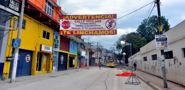 Así lucen los avances de la calle de Allende en la ciudad de Xalapa donde varios negocios han tenido que cerrar de plano sus puertas por varias semanas ya que ni los transeúntes pueden caminar por las aceras incluso comentan los vecinos que se ha incrementado la inseguridad ante la falta  vigilancia.  
