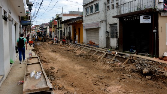 En las imágenes se puede observar que muchos vecinos del lugar no pueden utilizar la entrada de su casa y hasta hoy no les han dicho cuanto tiempo durara la obra, se dicen temerosos ya que la primera etapa duro alrededor de tres meses. 