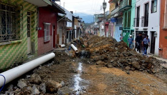 En las imágenes se puede observar que muchos vecinos del lugar no pueden utilizar la entrada de su casa y hasta hoy no les han dicho cuanto tiempo durara la obra, se dicen temerosos ya que la primera etapa duro alrededor de tres meses. 